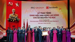 Đồng chí Trần Thanh Mẫn – Chủ tịch Quốc hội trao tặng danh hiệu Anh hùng Lao động thời kỳ đổi mới cho Bà Nguyễn Thị Nga – Chủ tịch Tập đoàn BRG.