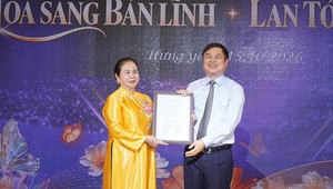 Chủ tịch Hội Doanh nhân nữ tỉnh Hưng Yên Hoàng Thị Phương đón nhận Quyết định đổi tên của UBND tỉnh