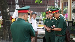 Kiến trúc sư Nguyễn Xuân Thắng (áo trắng) đang trao đổi với các sĩ quan thuộc Bộ Tu lệnh TPHCM