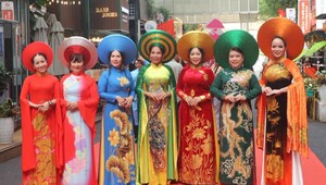 Các nữ doanh nhân khoe vẻ đẹp tà áo dài trên Đường Sách TPHCM