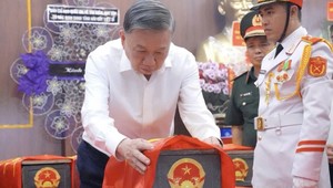 Tổng Bí thư, Chủ tịch nước Tô Lâm thực hiện nghi thức phủ cờ Tổ quốc lên quách hài cốt liệt sĩ tại Công viên Lê Thị Riêng