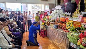 NSND Hữu Danh thực hiện nghi thức cúng Tổ, khấn Tổ - Ảnh: Minh Khang