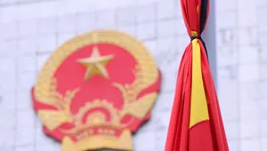 Treo cờ rủ tưởng nhớ Tổng Bí thư Nguyễn Phú Trọng. Ảnh: Văn Điệp/TTXVN.