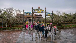 Du khách tham quan Đại Nội Huế. Ảnh minh hoạ.