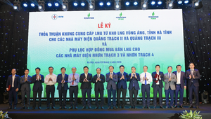 Các đồng chí lãnh đạo chúc mừng Lễ ký kết.