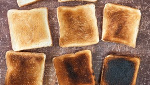 Khi nướng bánh mì, một loại axit amin gọi là asparagine tự do sẽ chuyển hóa thành acrylamide – một hợp chất độc hại có khả năng gây ung thư.