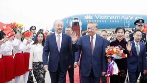 Ủy viên Bộ Chính trị, Bí thư Thành ủy Bắc Kinh Doãn Lực đón Tổng Bí thư, Chủ tịch nước Tô Lâm và Phu nhân tại Sân bay quốc tế Bắc Kinh. Ảnh: Thống Nhất/TTXVN.