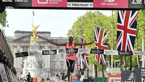 Vận động viên Sabastian Sawe (Kenya) cán đích và giành chiến thắng tại nội dung nam với kỷ lục thế giới mới tại giải London Marathon 2026 diễn ra vào ngày 26/4.