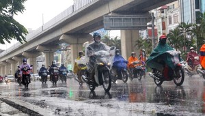 Không khí lạnh gây mưa vừa, dông rải rác tại Bắc Bộ, trời chuyển mát.