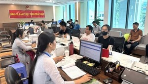 Người dân đến làm việc tại Trung tâm Phục vụ hành chính công phường Nghĩa Đô, thành phố Hà Nội. (Ảnh minh họa)