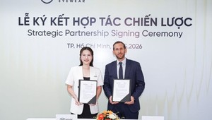 Mr Bakhache Sami - General Director của EssilorLuxottica Việt Nam và bà Hằng Vũ CEO của HMK Eyewear trong buổi lễ ký kết.