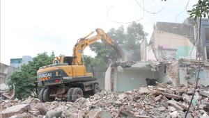 Các đơn vị thi công đang khẩn trương tháo dỡ các ngôi nhà nằm trong vùng dự án, để ban giao mặt bằng sạch cho đơn vị thi công. 