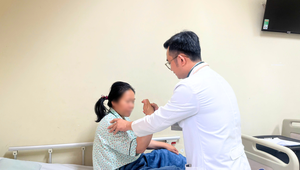 Bác sĩ thăm khám khả năng vận động của người bệnh sau điều trị. 