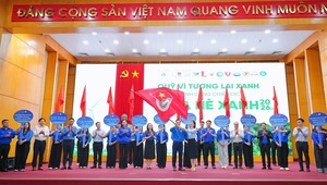 Đại diện Đoàn Thanh niên các đơn vị tham gia sự kiện ra quân Chiến dịch Mùa hè Xanh 2026 cùng sự đồng hành của Quỹ Vì tương lai xanh. Ảnh: QVTLX.
