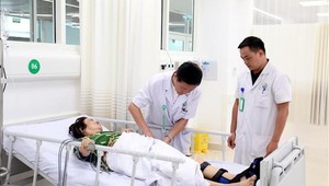 Các bác sĩ khám cho người bệnh tại Bệnh viện Hữu nghị Việt Đức cơ sở Ninh Bình. 