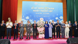 Lãnh đạo Bộ Y tế chúc mừng Cục quản lý Dược nhân kỷ niệm 30 năm thành lập.