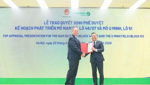 Thứ trưởng Công Thương Nguyễn Hoàng Long trao quyết định phê duyệt phát triển các mỏ cho Công ty Jadestone Energy.