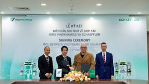 Từ trái qua phải: Ông Nguyễn Quang Vĩnh – Giám đốc Công nghệ, VinDynamics; Ông Lê Minh – Giám đốc Khối Phần cứng, VinDynamics; GS. Han Boon Siew – Giám đốc mảng Humanoid khu vực Châu Á - Thái Bình Dương, Tập đoàn Schaeffler; Ông Maximilian Fiedler – Giám đốc Điều hành khu vực Châu Á - Thái Bình Dương, Tập đoàn Schaeffler; tại sự kiện ký kết Biên bản ghi nhớ hợp tác giữa hai bên.