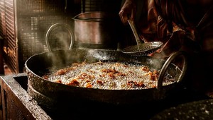 Món gà rán nổi tiếng của nhà hàng Wakatori tại tỉnh Shizuoka (Nhật Bản), nơi được cho là duy trì một phần dầu chiên truyền thống từ khi quán mở cửa vào năm 1960. Ảnh: O.C