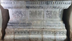Các hoa văn trang trí trên Bệ đá Long Hoa, xã Liêm Hà, tỉnh Ninh Bình mang phong cách tinh xảo, bố cục cân đối, thể hiện tư duy thẩm mỹ hài hòa giữa yếu tố trang trí và tính biểu tượng tâm linh.