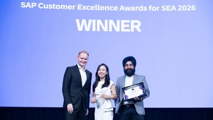 Đại diện Techcombank, Bà Nguyễn Lê Thảo Nguyên - Phó giám đốc Khối, phụ trách Đối tác Nhân Sự và Ông Maninder Singh - Giám đốc Quản trị Hệ thống Nhân sự vinh dự nhận giải Line of Business Transformation Award tại SAP Customer Excellence Awards for Southeast Asia 2026. Ảnh: Techcombank