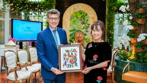 Trưởng Đại diện Văn phòng UNESCO tại Việt Nam Ông Jonathan Baker và Tiễn sĩ Nguyễn Thị Phương Thảo - Chủ tịch, Tổng giám đốc Tập đoàn SOVICO