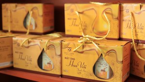 Những hũ mật ong được thiết kế bao bì túi xách chỉn chu (Ảnh: Anh Thư)