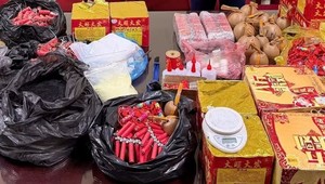 Cấm nhập khẩu pháo các loại (trừ pháo hiệu an toàn hàng hải theo hướng dẫn của Bộ Xây dựng). (Ảnh minh họa: TTXVN phát)