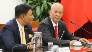 Ông Geogre On Christophides (bên phải), Lãnh sự danh dự Việt Nam tại Cộng hòa Cyprus, Chủ tịch danh dự Liên hiệp các Hội UNESCO Thế giới WFUCA chia sẻ tại cuộc gặp với Bộ trưởng Ngoại giao Lê Hoài Trung ngày 31/7. Ảnh: Bộ Ngoại giao