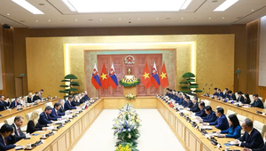 Thủ tướng Lê Minh Hưng hội đàm với Thủ tướng Slovakia Robert Fico.