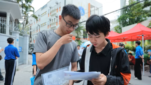 Thí sinh trao đổi bài sau giờ thi môn Toán. 