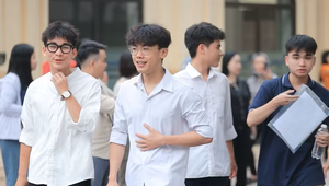 Thí sinh đến dự thi Tốt nghiệp Trung học phổ thông tại điểm thi Trường THPT Nguyễn Gia Thiều (Hà Nội). (Ảnh: Minh Quyết/TTXVN)
