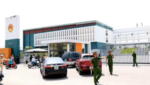 Lực lượng an ninh thực hiện công tác đảm bảo an ninh trật tự tại điểm thi trường Chuyên Tuyên Quang.
