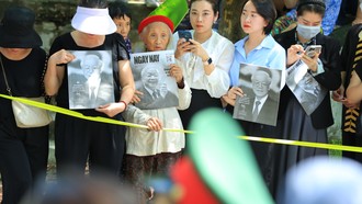 Người dân đứng dọc hai bên đường tiễn biệt Tổng Bí thư Nguyễn Phú Trọng.