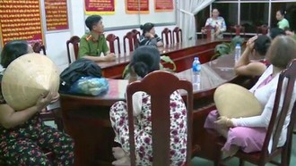 Trên 30 đối tượng tham gia đánh bạc, trong đó có phụ nữ.