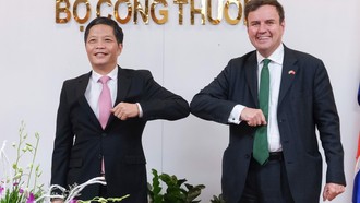 Bộ trưởng Công thương Trần Tuấn Anh và Quốc vụ khanh phụ trách Chính sách Thương mại Vương Quốc Anh Greg.Hands.