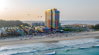 Khu vực trung tâm “thành phố onsen khoáng nóng” Flamingo Ibiza Hải Tiến Resort với toà khách sạn và toà trung tâm dịch vụ đầy đủ tiện ích đẳng cấp cao.