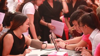 Deaura tổ chức “Ngày chủ nhật đỏ” cho các nhân viên công ty