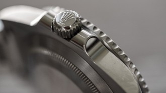 Hãng Rolex nổi tiếng với những sản phẩm phiên bản giới hạn hoặc chế tác riêng cho mỗi khách hàng (Nguồn ảnh: Shutterstock.com)