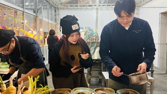 Bếp trưởng Hoàng Tùng trình diễn ẩm thực Fine Dining tại Lễ hội đèn lồng quốc tế 2025.