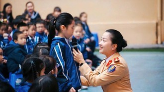 Nữ chiến sĩ CSGT Thủ đô truyền cảm hứng về an toàn giao thông cho học sinh Nguyễn Siêu