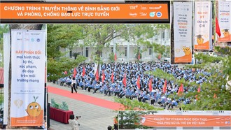 Sân trường THCS Hùng Vương ngập tràn sắc cam