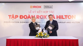 Ông Nguyễn Bá Luân, Tổng Giám đốc SOJO by ROX và ông Clarence Tan, Phó Chủ tịch Cấp cao, Phát triển, Châu Á Thái Bình Dương tại Hilton thực hiện nghi thức ký kết hợp tác chiến lược. 