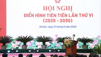 Đồng chí Phạm Văn Phong – Phó Bí thư Đảng ủy, Tổng Giám đốc Tổng công ty trình bày tham luận tại hội nghị