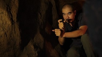 Đạo diễn Bùi Thạc Chuyên trên bối cảnh phim "Địa đạo" 