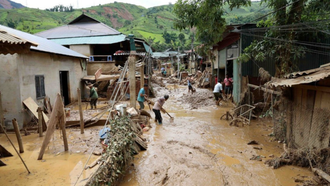 Người dân và lực lượng chức năng tích cực dọn dẹp bùn đất, vệ sinh nhà cửa.