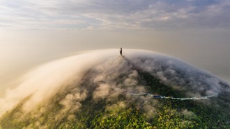 Núi Ba Den hiện lên hùng vĩ giữa mây trời Tây Ninh, nơi tâm an tìm thấy chốn trở về. Ảnh: Trần Tuấn Việt 