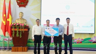 Tặng thẻ bảo hiểm y tế cho người dân có hoàn cảnh khó khăn vùng bão lũ