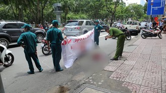 Lực lượng chức năng phong tỏa hiện trường để điều tra. (Ảnh: Tiểu Thiên)