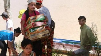 Lũ cuốn phăng trăm nhà: Ngàn người Thanh Hóa sắp hết cái ăn